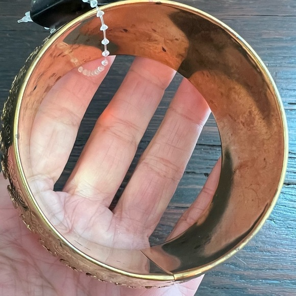 NWT Gold Tone Thick Bangle - Picture 5 of 5